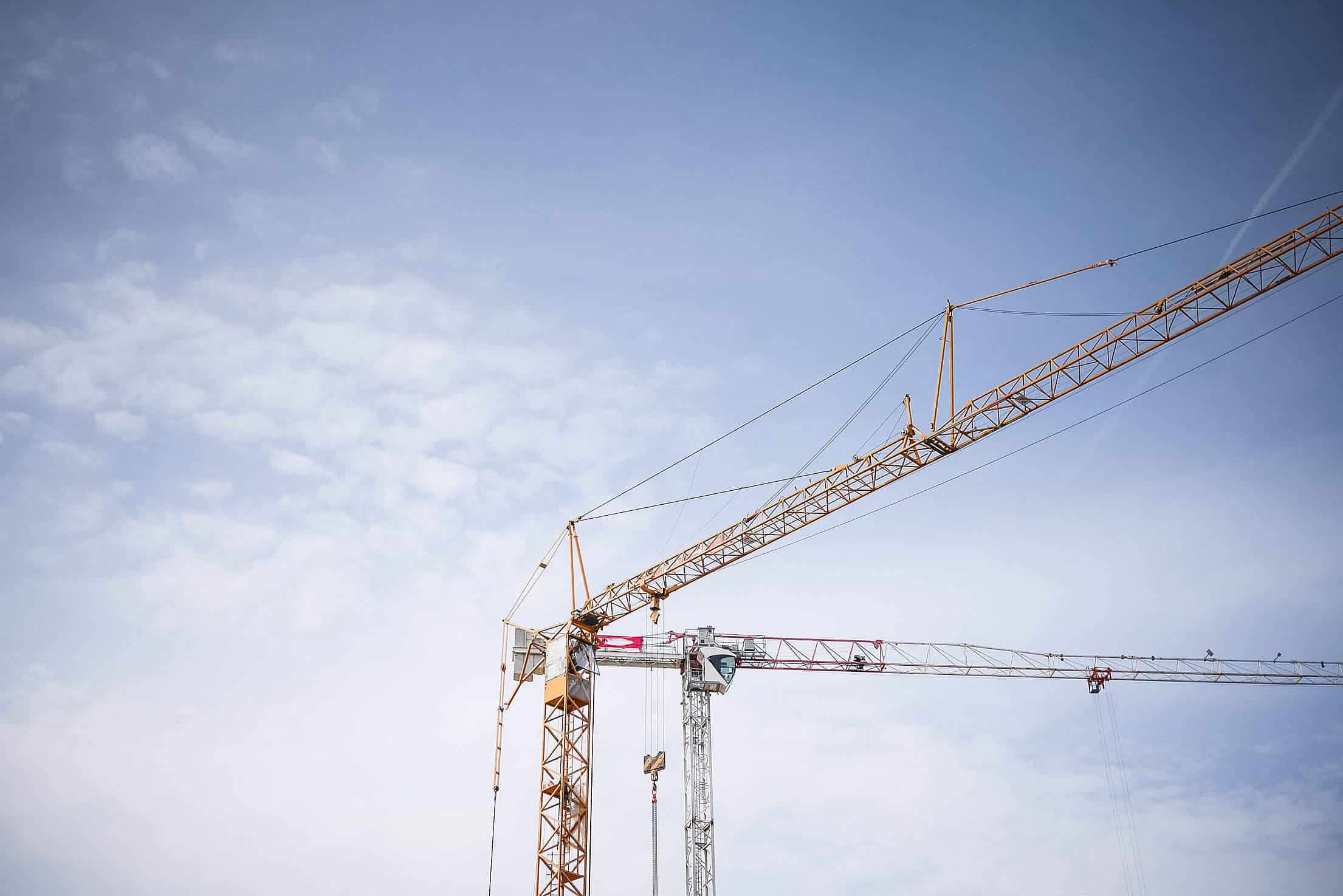 big-lifting-cranes-at-construction bushing application